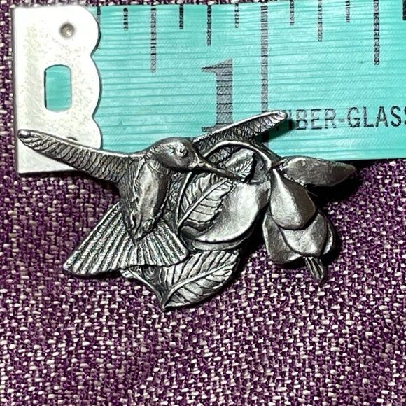 Hummingbird pin Birds and Blooms Premiere Edition Birds & Blooms Pewter Brooch - Picture 2 of 4
